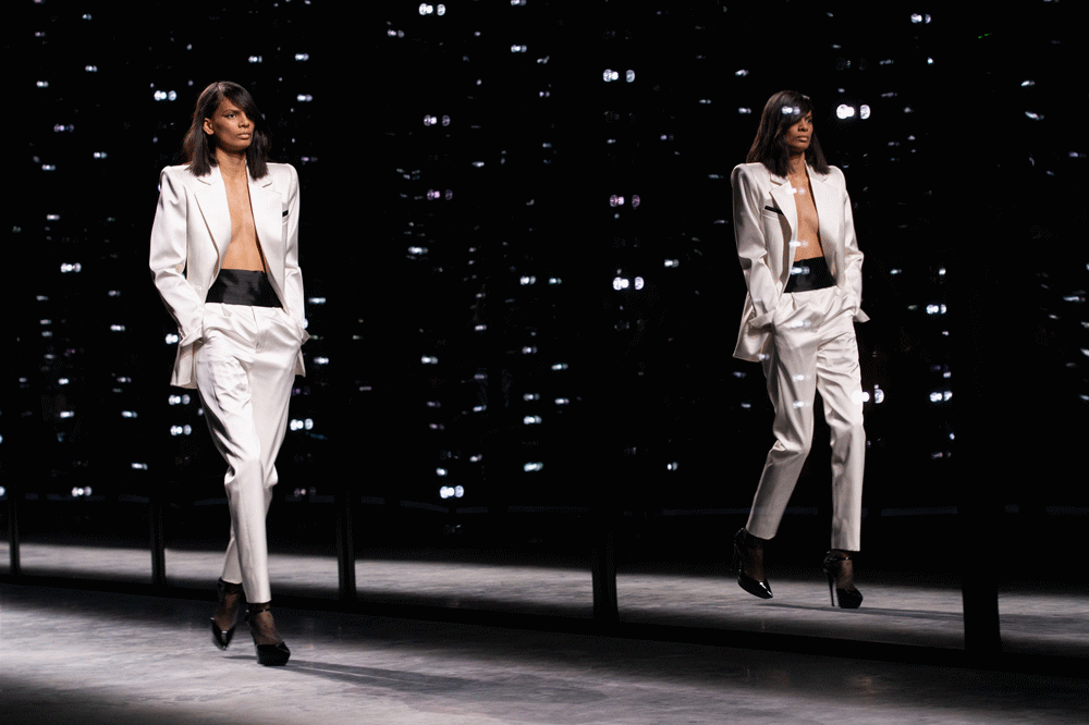 在美丽的巴黎夜色下,在浪漫的埃菲尔铁塔旁,saint laurent 2019秋冬